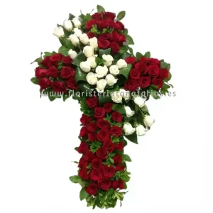 Cruz de Rosas rojas y blancas, paniculata y verdes exóticos